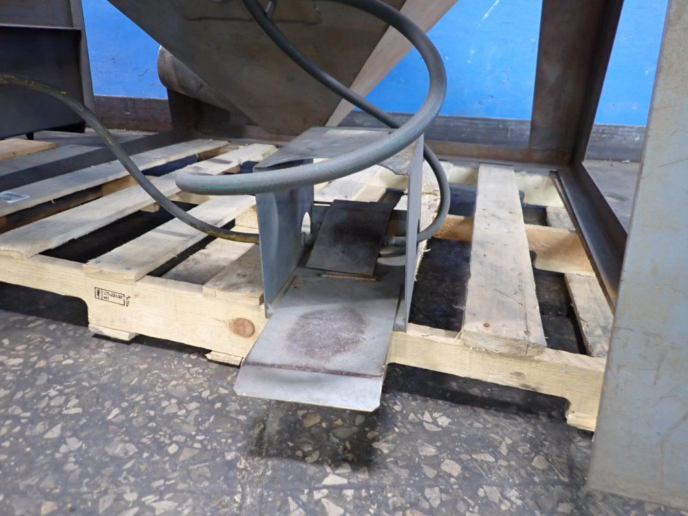 Trinco 47 1/2" X 47 1/2" X 30" Blast Cabinet - 48x48sl/delux