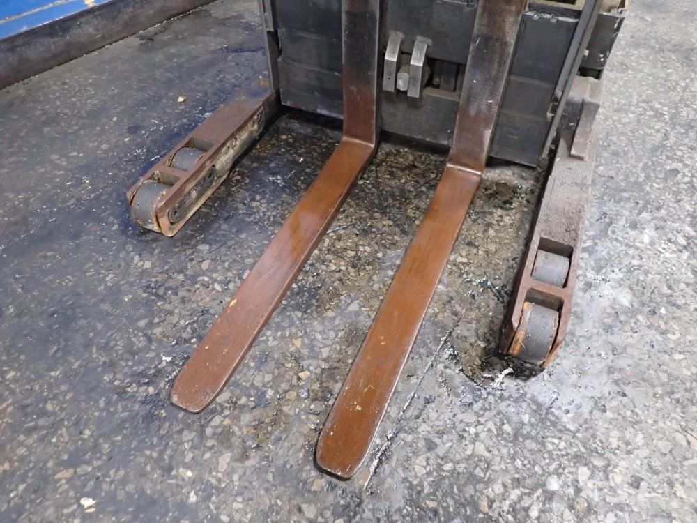 Crown 3500 Lbs Straddle Lift - Rr3000 Series