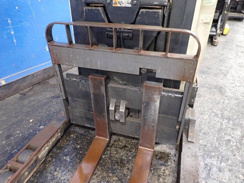 Crown 3500 Lbs Straddle Lift - Rr3000 Series