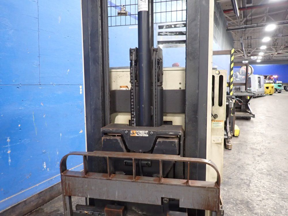 Crown 3500 Lbs Straddle Lift - Rr3000 Series