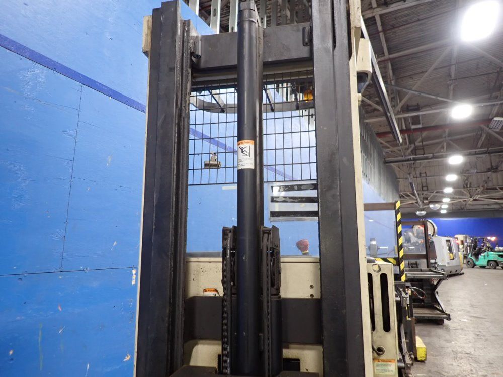 Crown 3500 Lbs Straddle Lift - Rr3000 Series