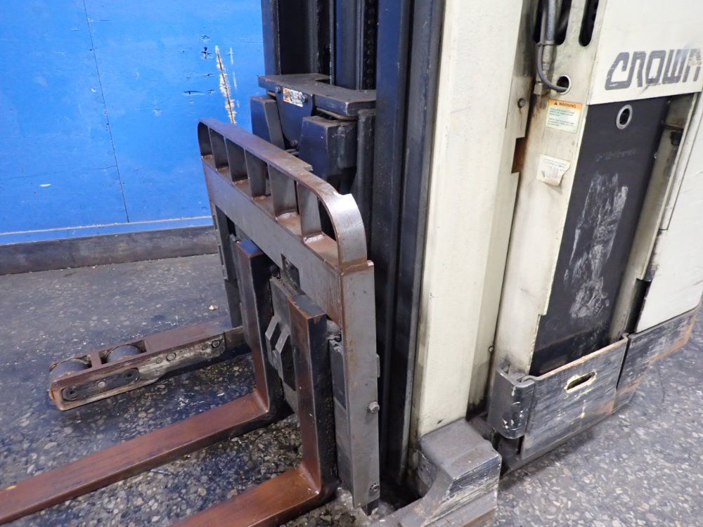 Crown 3500 Lbs Straddle Lift - Rr3000 Series