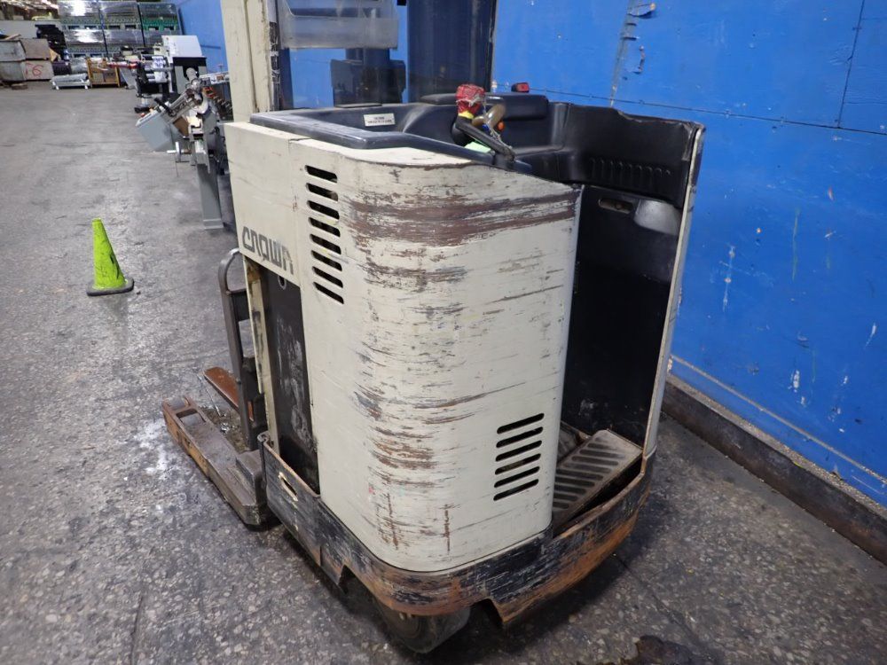 Crown 3500 Lbs Straddle Lift - Rr3000 Series