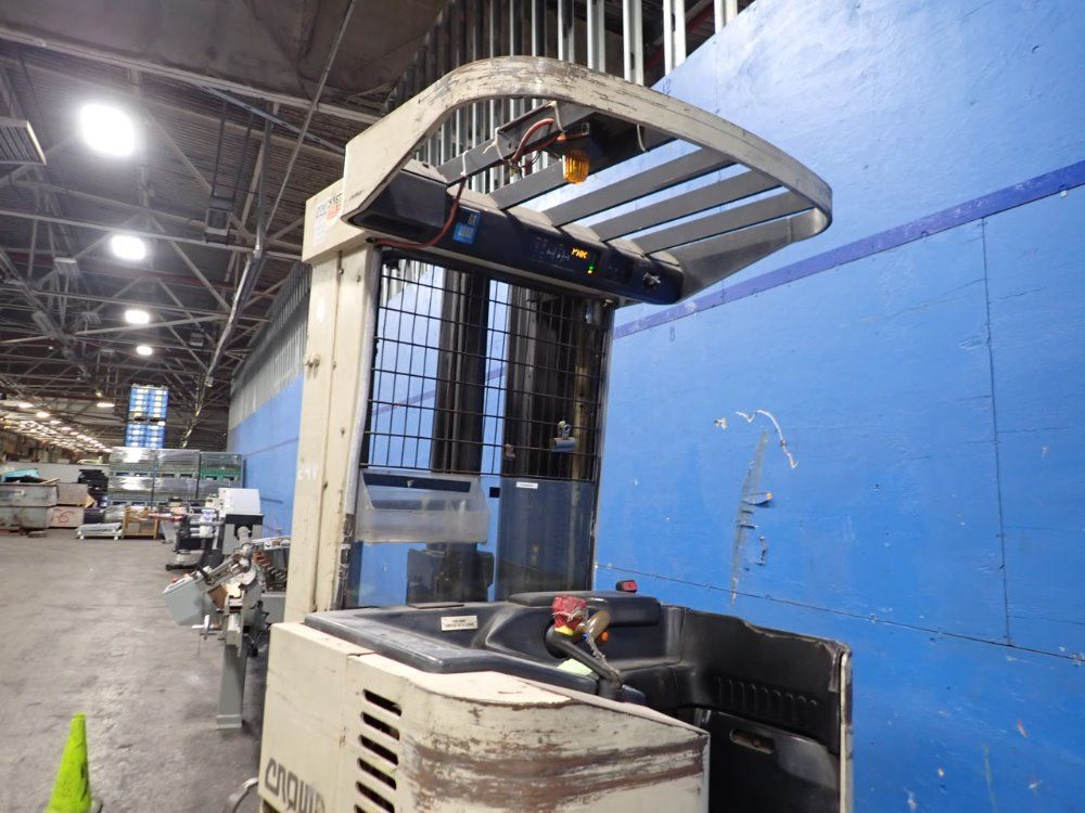 Crown 3500 Lbs Straddle Lift - Rr3000 Series