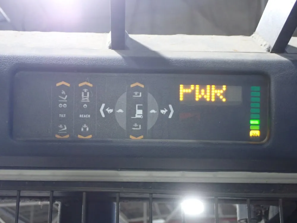 Crown 3500 Lbs Straddle Lift - Rr3000 Series