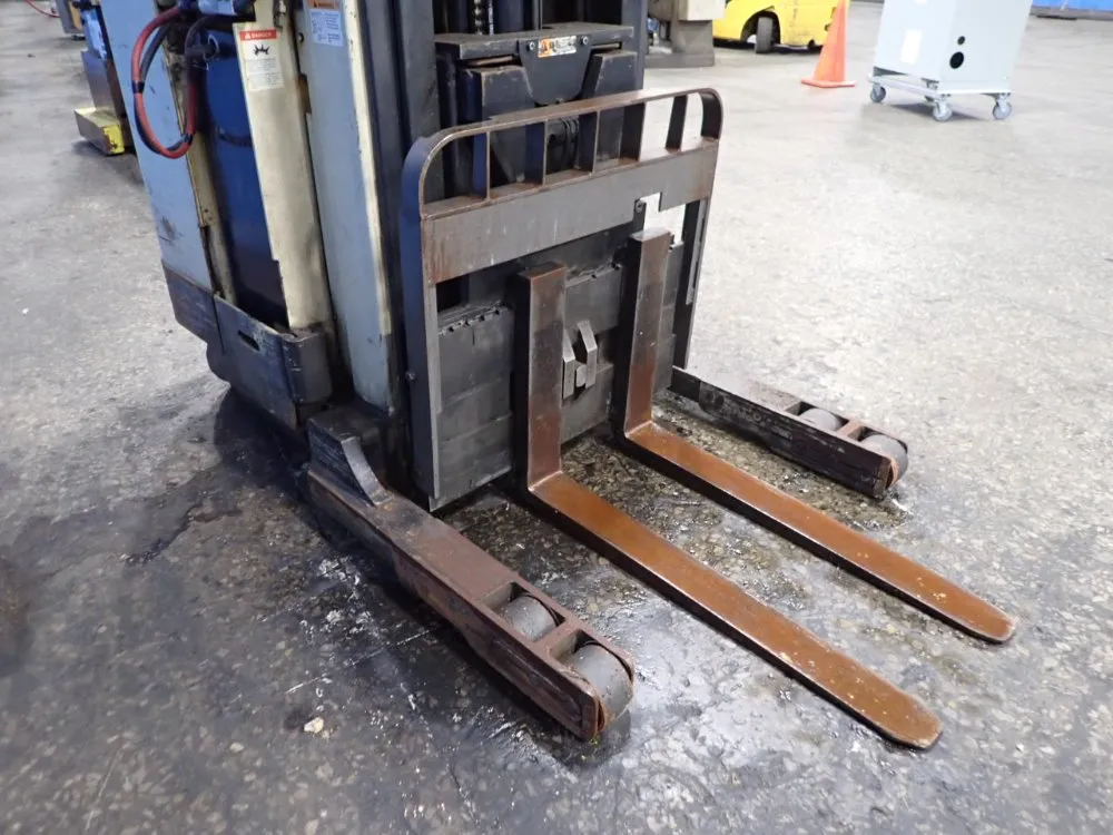 Crown 3500 Lbs Straddle Lift - Rr3000 Series