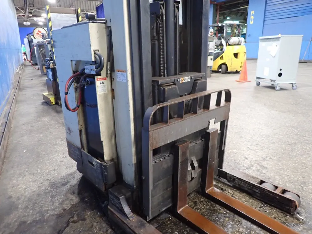 Crown 3500 Lbs Straddle Lift - Rr3000 Series