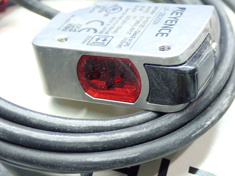 Keyence Lr-z Series Self-contained Cmos Laser Sensor - Lr-zb250n