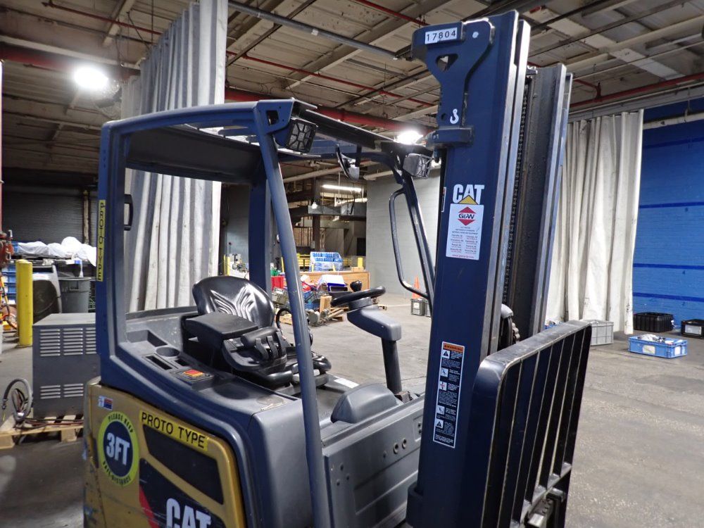 Caterpillar 3150 Lbs Electric Forklift - 2etc3000