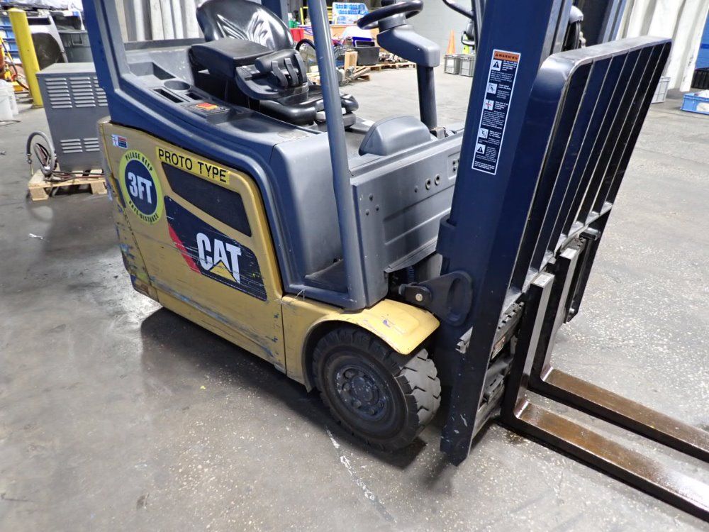 Caterpillar 3150 Lbs Electric Forklift - 2etc3000