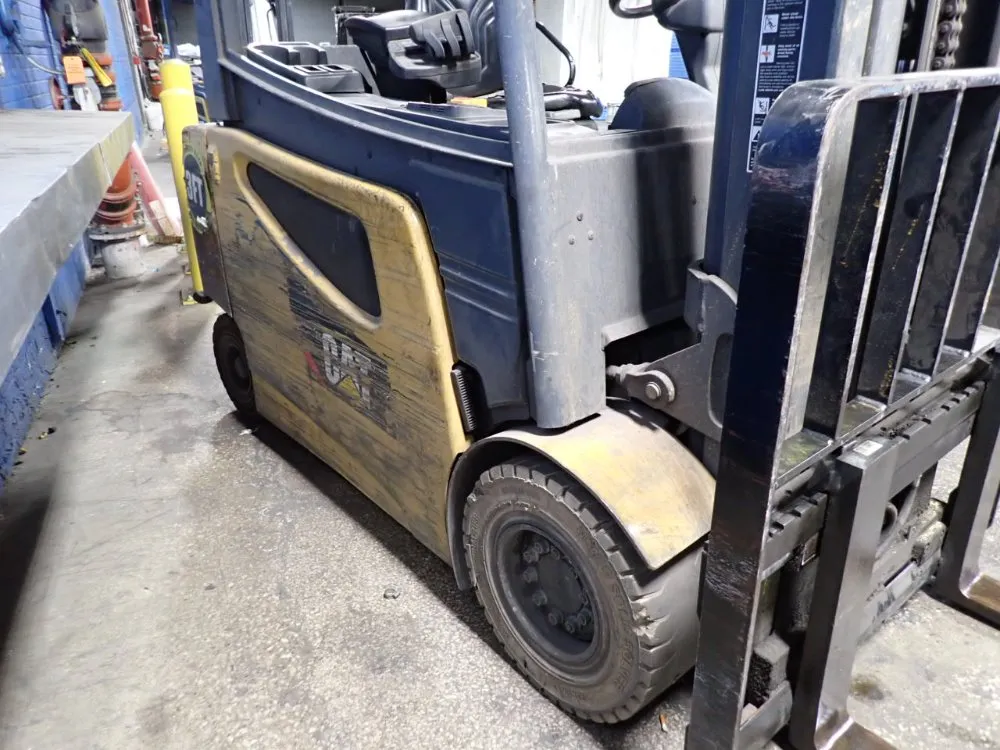 Caterpillar 5970 Lbs Electric Forklift - 2ep6000