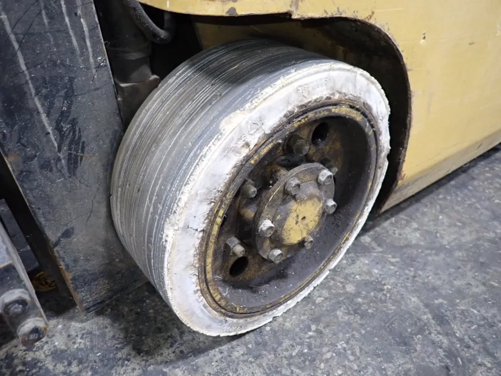 Caterpillar 2700 Lbs Propane Forklift - Gc15