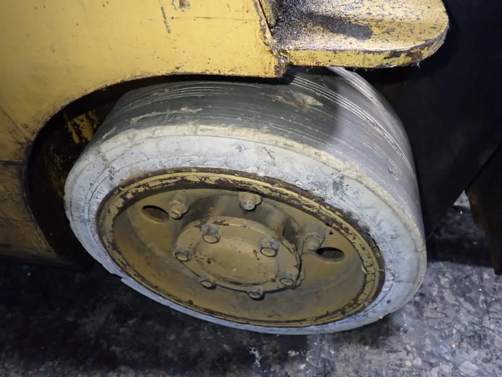 Caterpillar 2700 Lbs Propane Forklift - Gc15