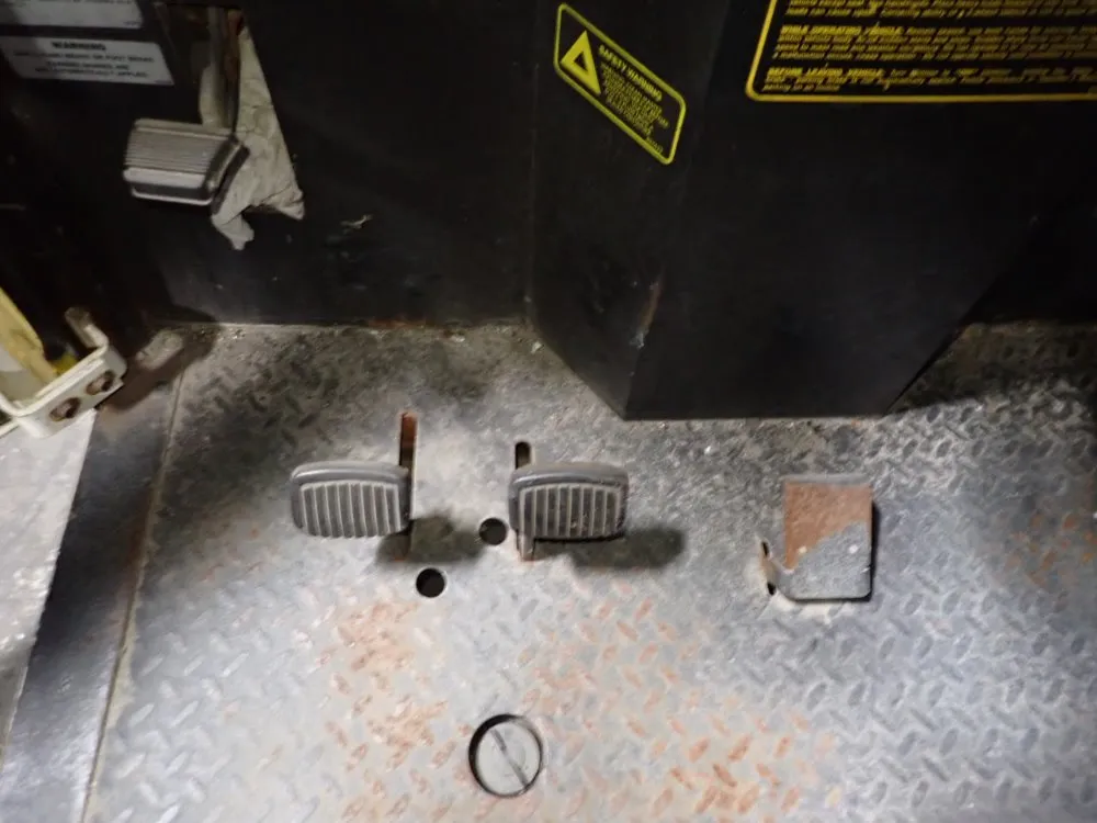 Cushman 1400 Lbs Propane Utility Vehicle - 22np 3w Flatbed