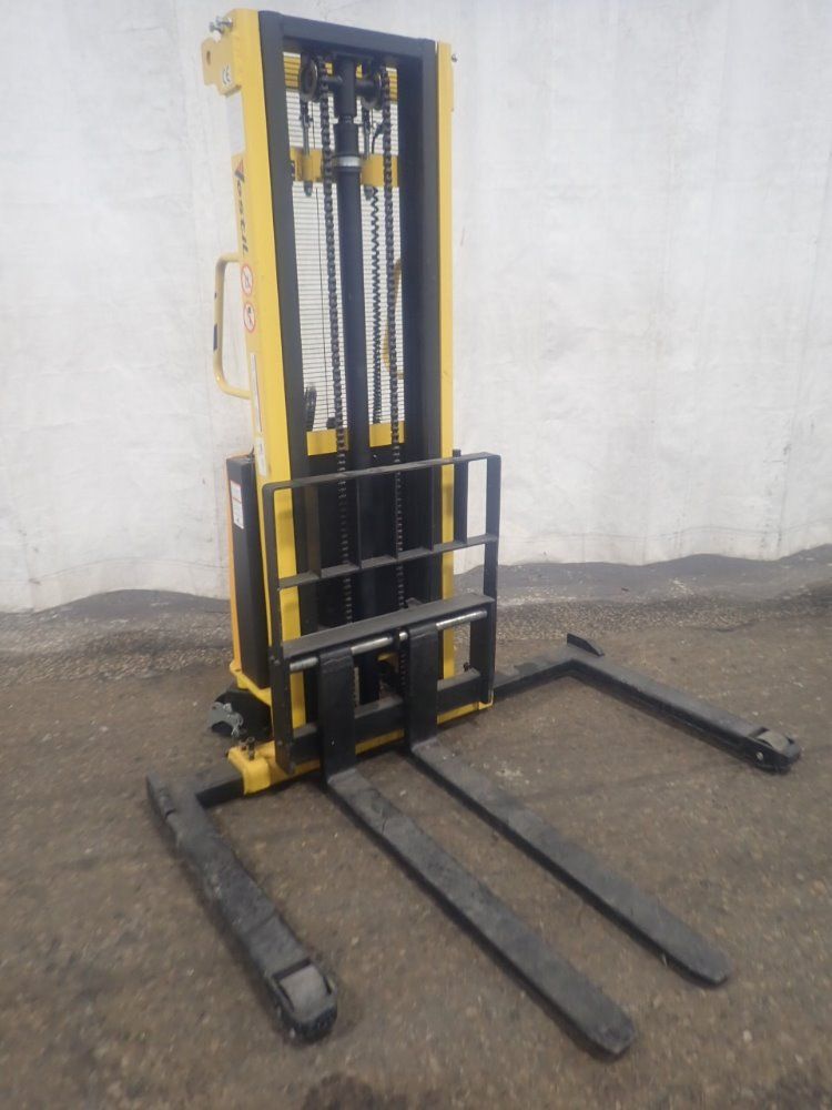 Vestil Straddle Lift