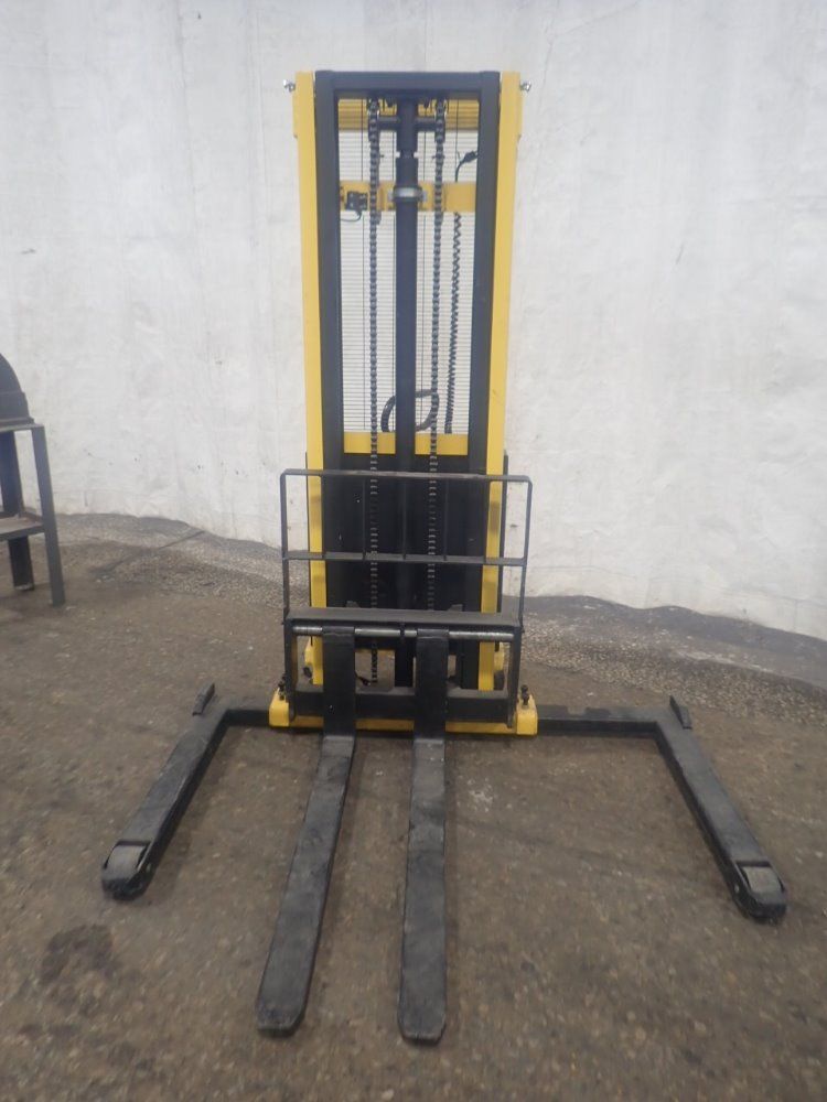 Vestil Straddle Lift