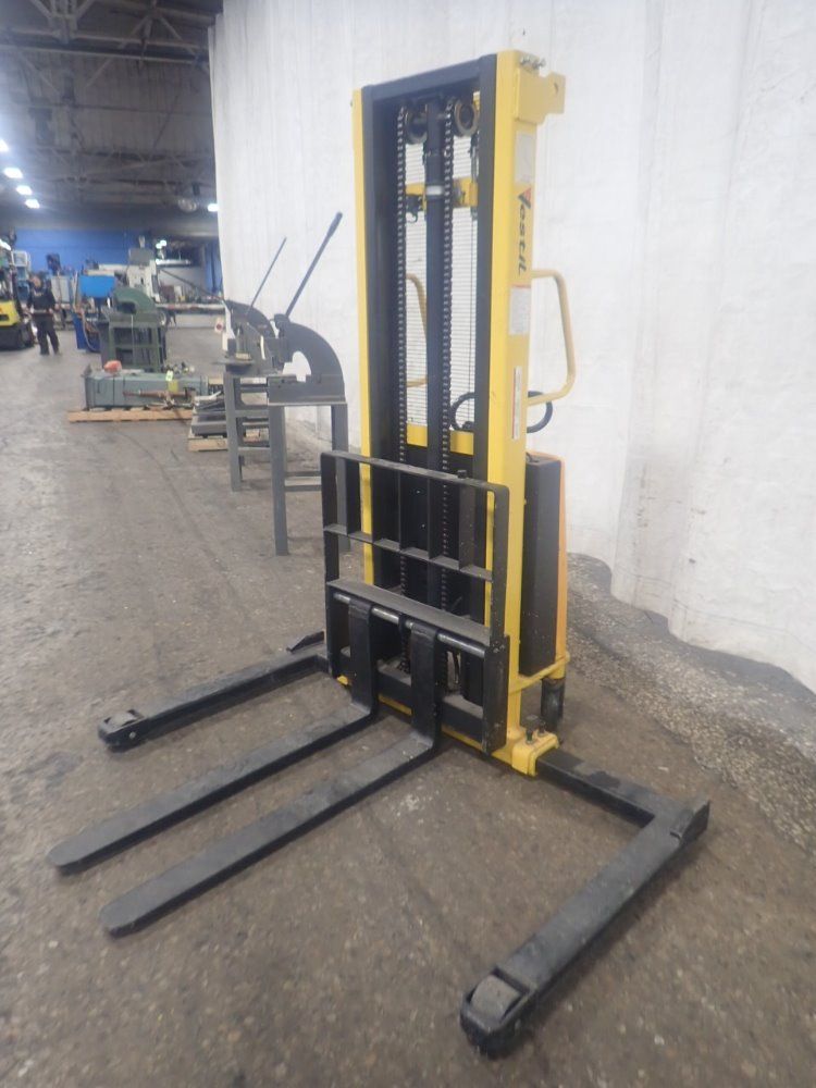 Vestil Straddle Lift