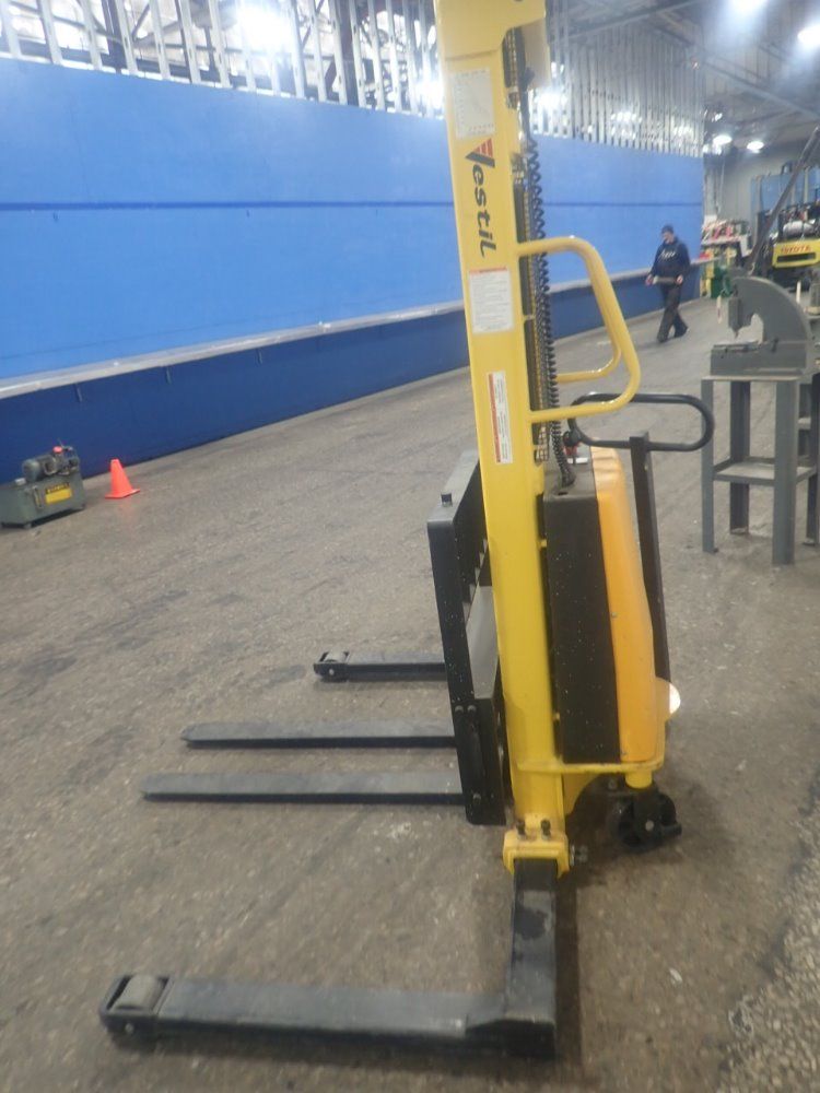 Vestil Straddle Lift