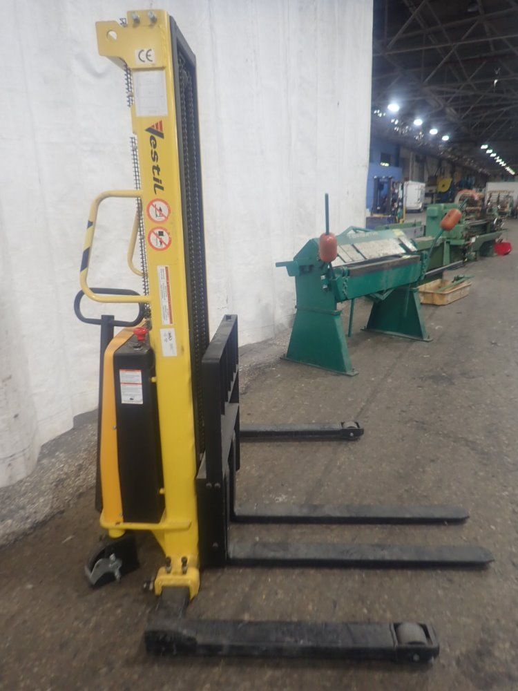 Vestil Straddle Lift