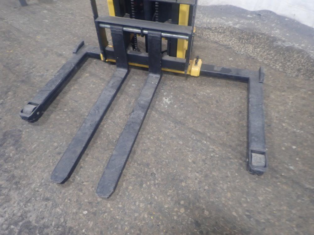 Vestil Straddle Lift