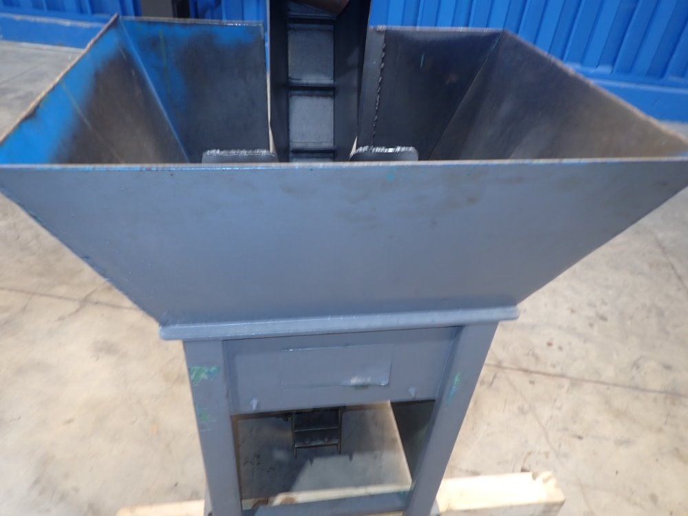 Mc Campbell 20x20x20 Vertical Feeder With Chip Conveyor