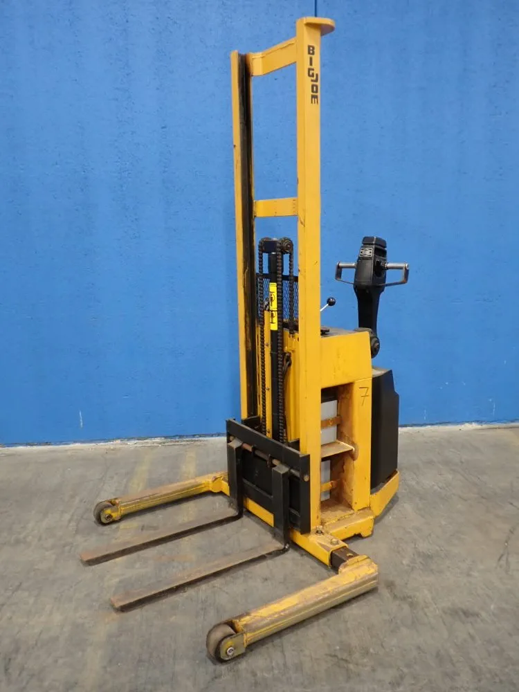 Big Joe 1500 Lbs. Electric Straddle Lift - Pdi20-a06