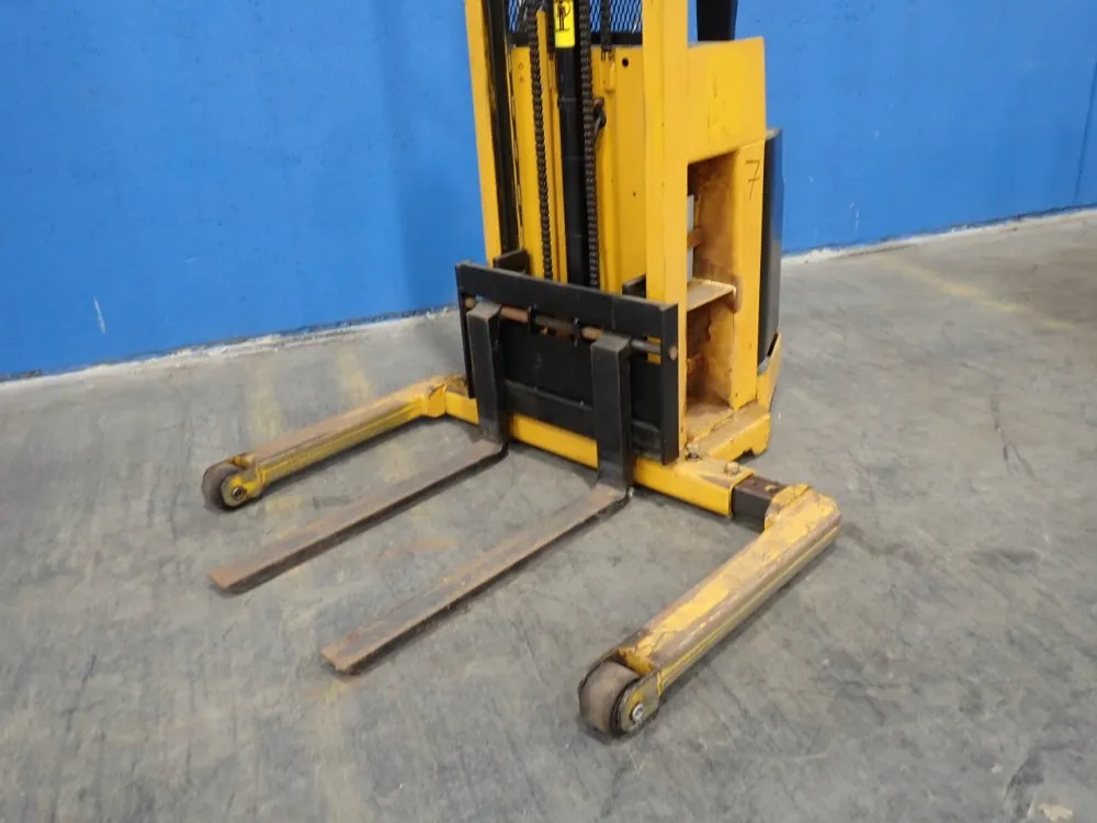 Big Joe 1500 Lbs. Electric Straddle Lift - Pdi20-a06