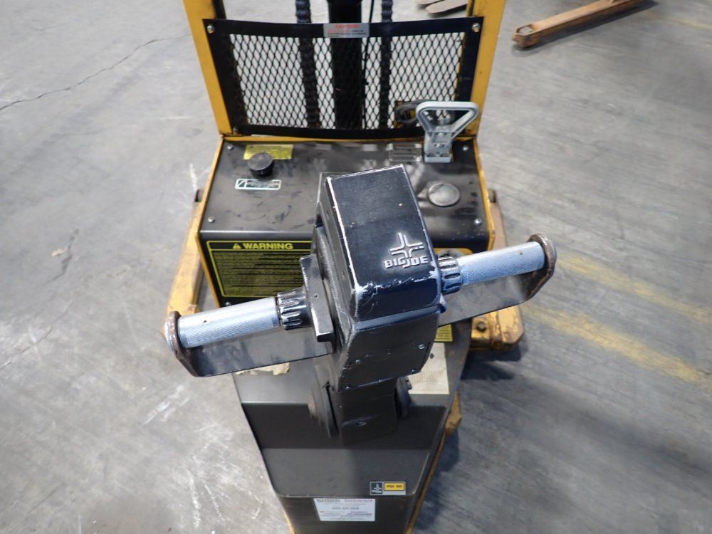 Big Joe 1500 Lbs. Electric Straddle Lift - Pdi20-a06