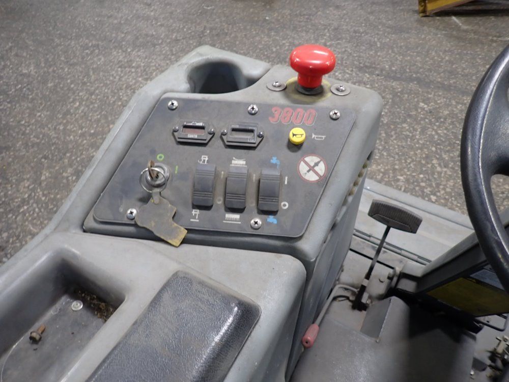 Nilfisk Advance Nilfisk Advance 3800 Floor Scrubber