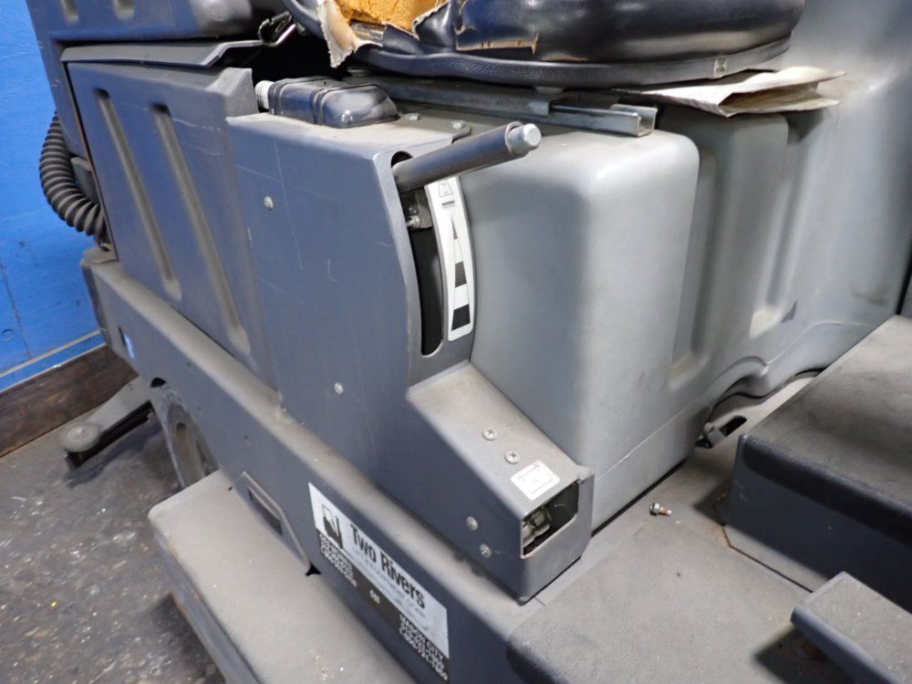 Nilfisk Advance Nilfisk Advance 3800 Floor Scrubber
