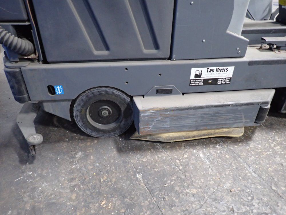 Nilfisk Advance Nilfisk Advance 3800 Floor Scrubber