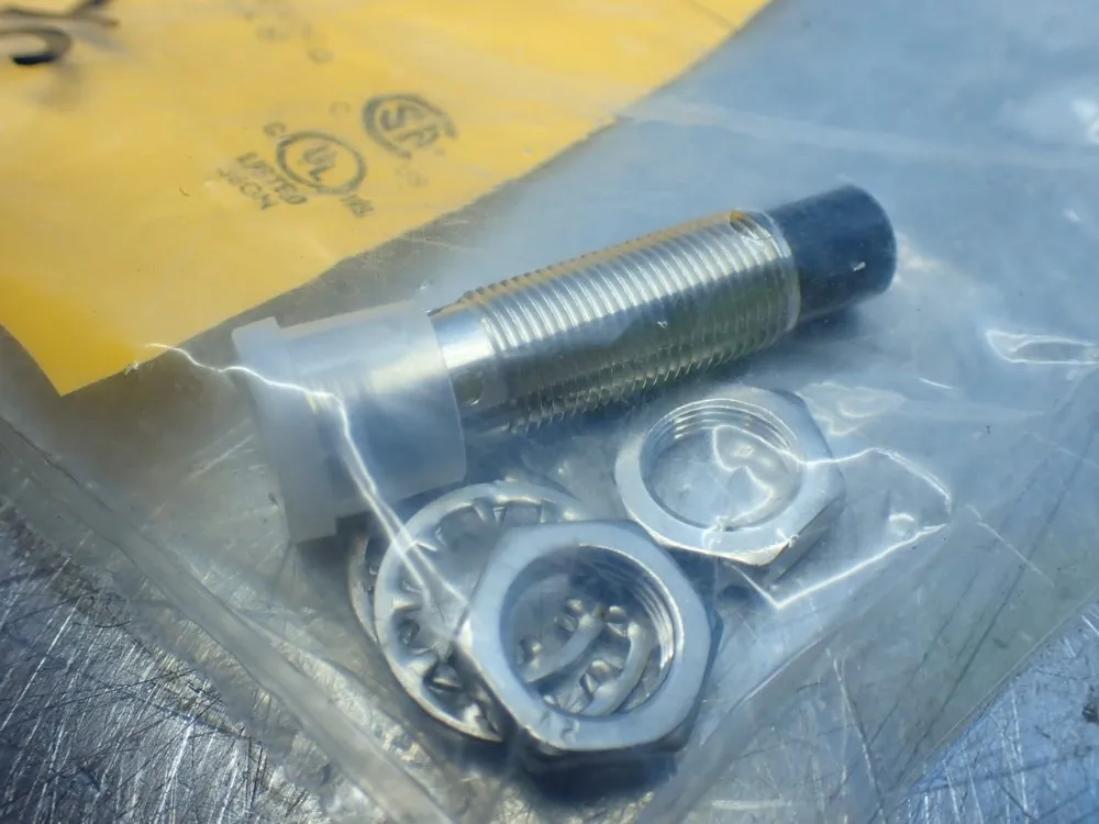 Turck 2 Proximity Switches. 1644312 - Ni8u-em12h-ap6x-h1141