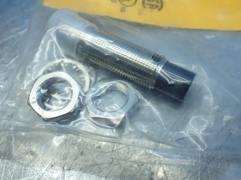 Turck 2 Proximity Switches. 1644312 - Ni8u-em12h-ap6x-h1141