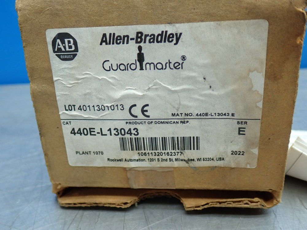 Allen-bradley Guardmaster Lifeline 4 Safety Cable Pull Switch. - 440e-l13043