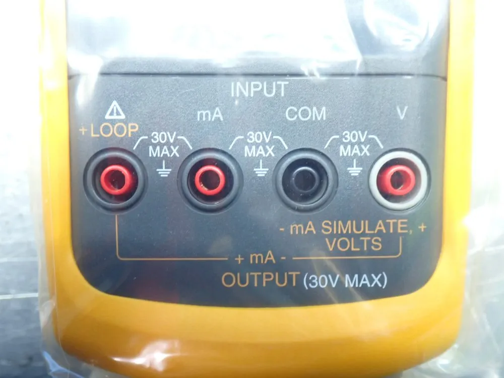 Fluke 715 Volt/ma Calibrator - 715