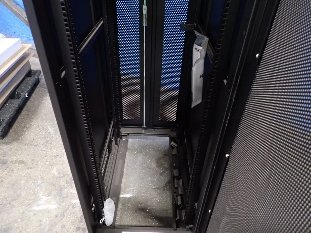 Black Box 21" X 39" X 76" Server Cabinet - Rm2540a