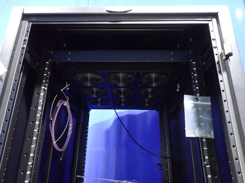 24" X 33" X 72" Server Cabinet - Gl720e-2436