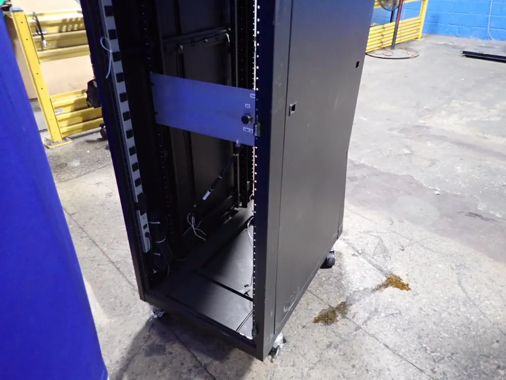 24" X 33" X 72" Server Cabinet - Gl720e-2436
