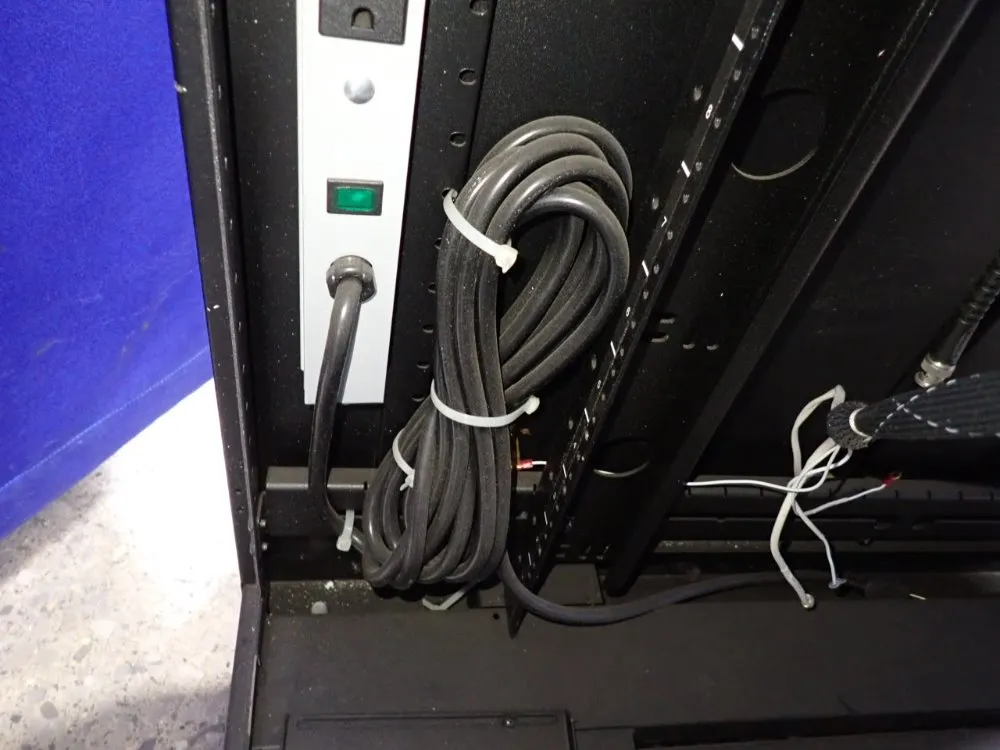 24" X 33" X 72" Server Cabinet - Gl720e-2436