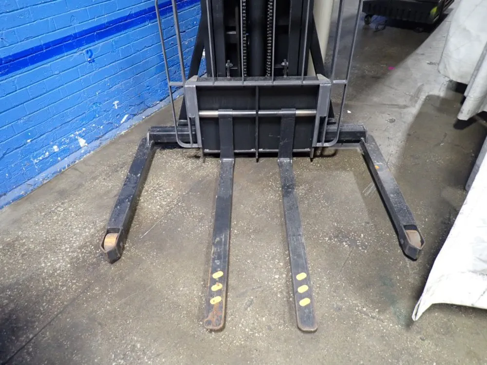 Crown Electric Straddle Lift