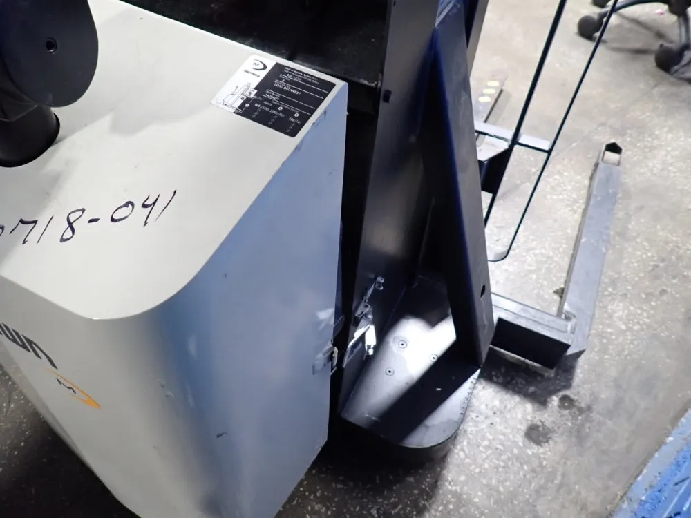 Crown Electric Straddle Lift