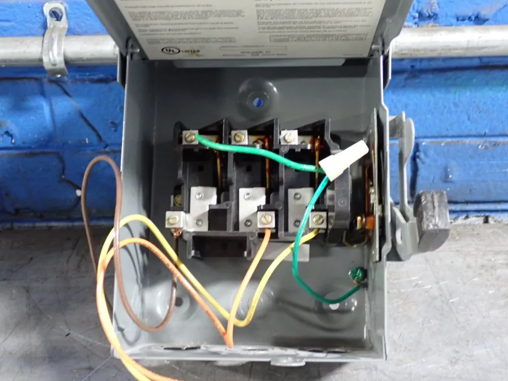 Square D 30 Amp / 240 Vac Non Fusible Disconnect - Du321rb