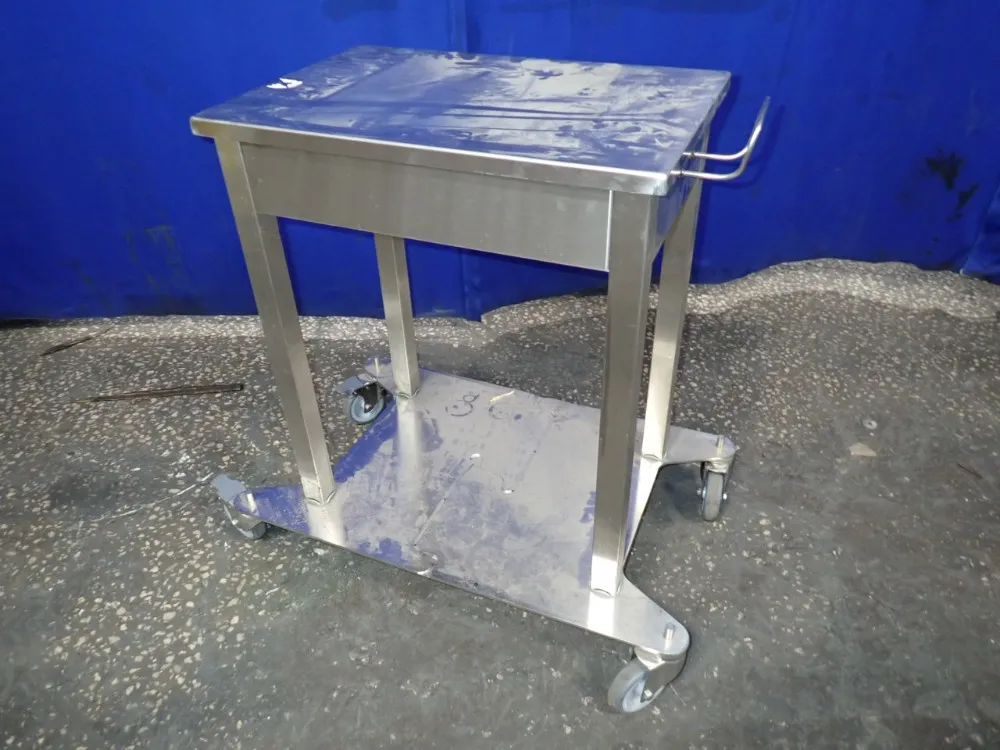 24" X 16" X 32" Av Cart