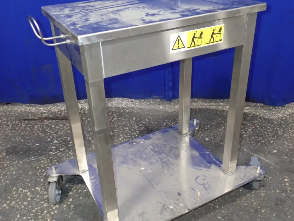 24" X 16" X 32" Av Cart