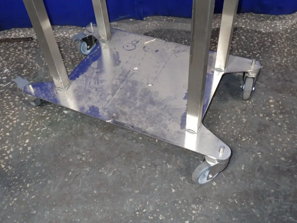 24" X 16" X 32" Av Cart