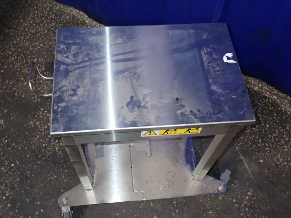 24" X 16" X 32" Av Cart