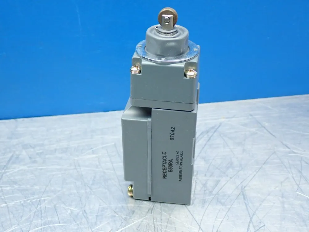 Eaton Heavy-duty Plug-in Limit Switch - E50at3