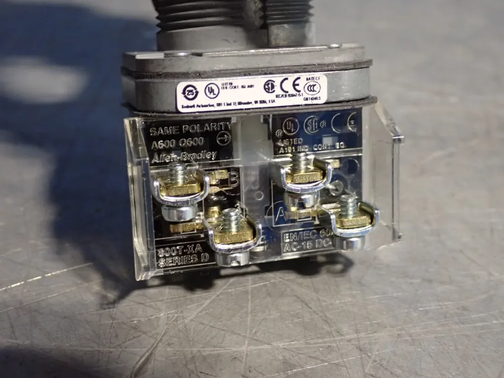 Allen Bradley Momentart Push Button - 800t-d9a