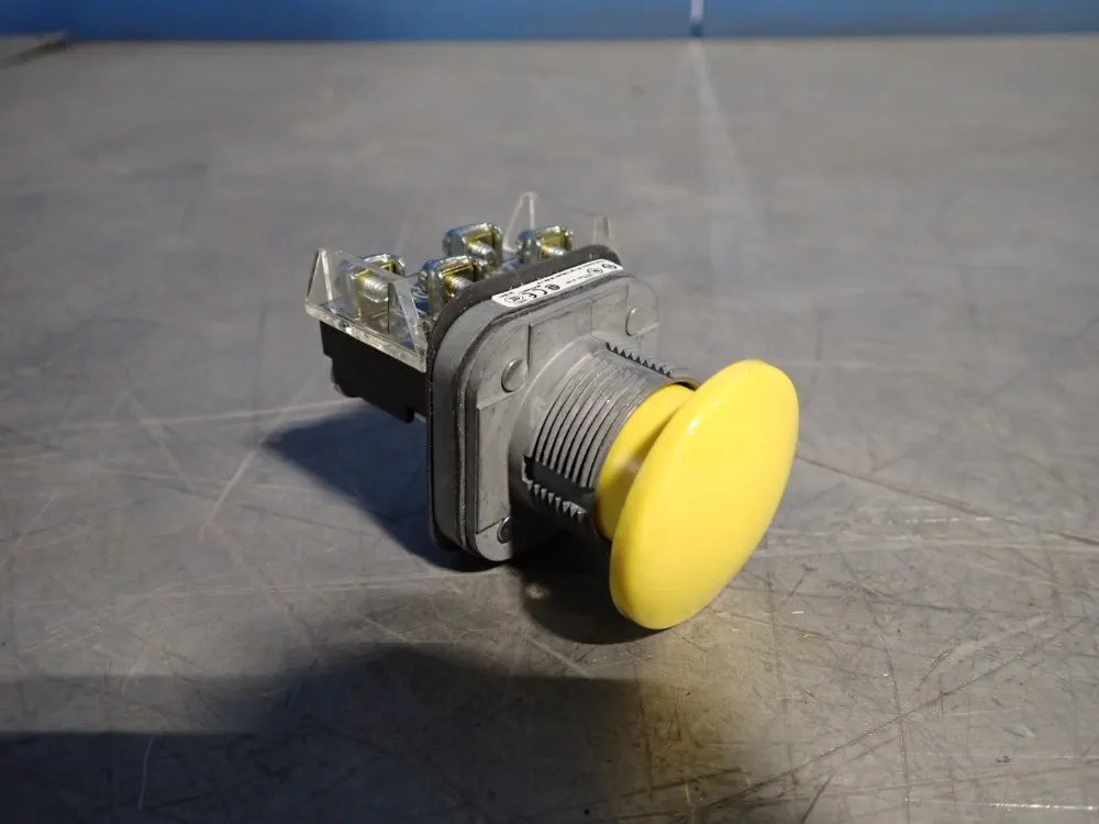 Allen Bradley Momentart Push Button - 800t-d9a