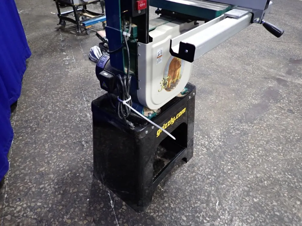 Grizzly Industrial Inc 13 1/2" Vertical Band Saw - G0555la35